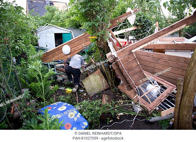 Dominic geht am 07.06.2016 in Hamburg durch die Trümmer einer Gartenlaube, die durch ein schweres Unwetter verwüstet wurde