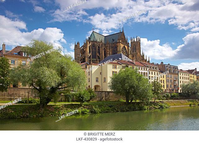 River Mosel and Saint Etienne Cathedral, Metz, Moselle, Region Alsace Lorraine, France, Europe