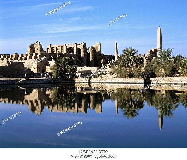 Aegypten, ET-Karnak, Oberaegypten, Tempelbezirk Karnak, Ausgrabungsgelaende, Heiliger See, Tempelruinen, Tempel spiegelt sich im See, Wasserspiegelung