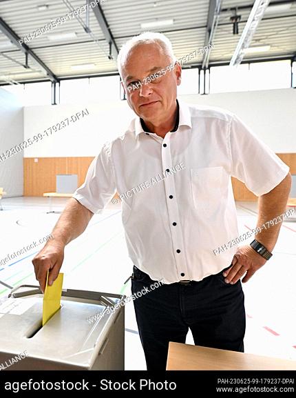 25 June 2023, Thuringia, Sonneberg: Jürgen Köpper (CDU) votes in the runoff election for district administrator in the Sonneberg district at the polling station...