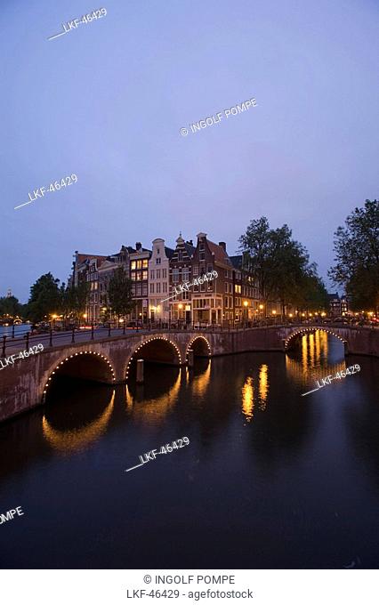 Bridge, Keizersgracht, Leidsegracht, View over illuminated bridge to gabled houses in the evening, Keizersgracht and Leidsegracht, Amsterdam, Holland