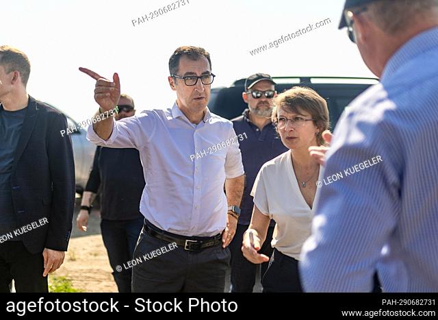 Federal Minister of Food and Agriculture Cem Oezdemir during a visit to a farm in Jerkivcy, Ukraine, June 10, 2022. Copyright: Leon Kuegeler/photothek