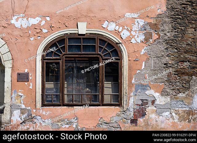 15 August 2023, Czech Republic, Jáchymov: Plaster and paint peel from an important late Gothic house in the center of the old mining town of Jáchymov (Saint...