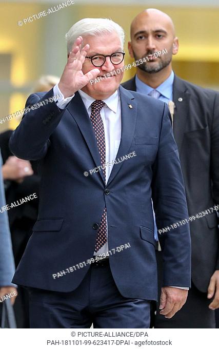 01 November 2018, Saxony, Chemitz: Frank-Walter Steinmeier, Federal President, waves in front of the Chemnitz City Hall on his arrival