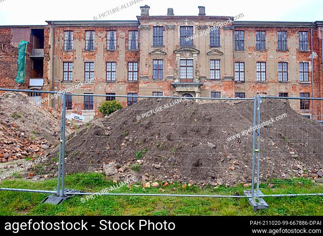 20 October 2021, Saxony-Anhalt, Zerbst: A pile of rubble can be seen in front of the east wing of Zerbst Castle. The pile accumulated during excavation work for...