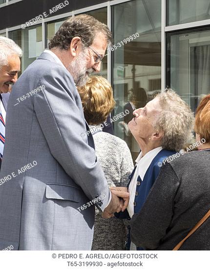 Mariano Rajoy, who spends a few days of vacation in Galicia, moves to the town of Chantada Lugo. In the image Rajoy greets an elderly woman in Chantada