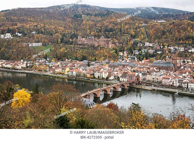 View from Philsophenweg to Neckar, Old Bridge, also Carl Theodor Bridge and historic centre in autumn, Königstuhl behind, Heidelberg, Baden-Württemberg, Germany
