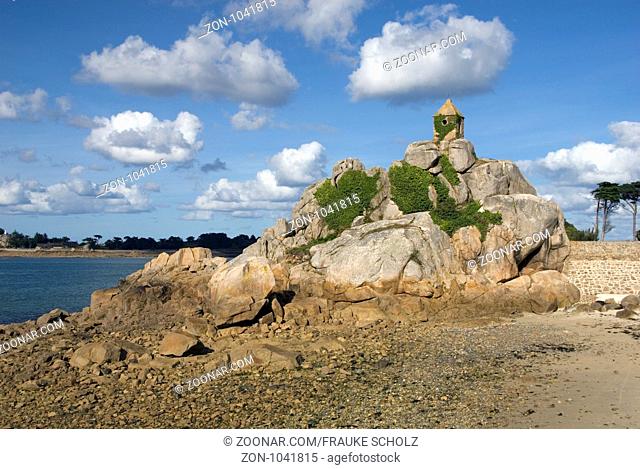 Frankreich, Bretagne, Cote de Granit Rose, Port Blanc, le rocher de la sentinelle, Granitfelsen mit Wachturm und Oratorium, Marienoratorium