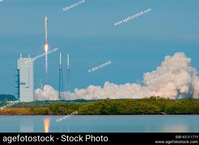 USA, Florida, Cape Canaveral, view of space rocket taking off. A United Launch Alliance (ULA) Atlas V (Atlas 5) rocket launches the X-37B Orbital Test Vehicle...