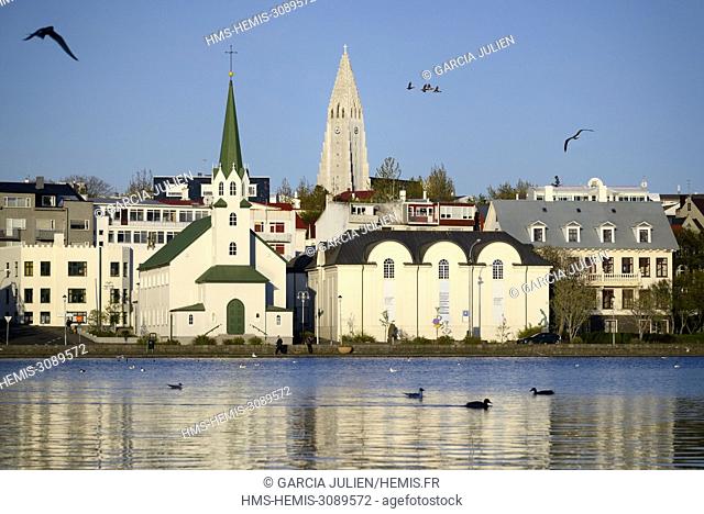 Iceland, Reykjavik, View over Tjornin (pond) to church and cathedral