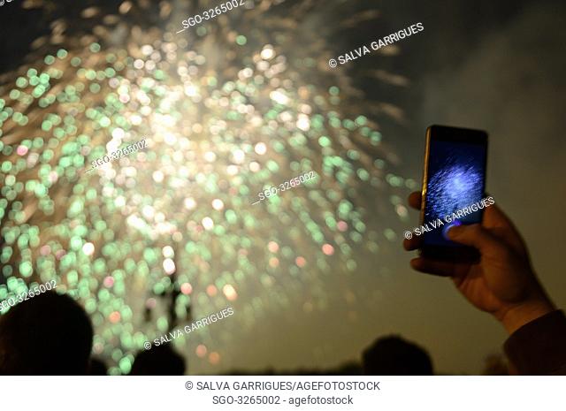 19 march 2019, A person with his mobile recording the fireworks of Nit del Foc, valencia, España. © Salva Garrigues