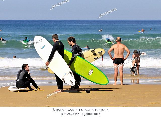 Surfers. Biscarrosse Plage, Atlantic Coast, Landes department, Aquitaine region, South Western France