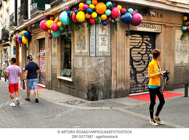 León Drugstore decorated with balls in several colours for the Decoration and Interior Fair of Las Letras District in Madrid