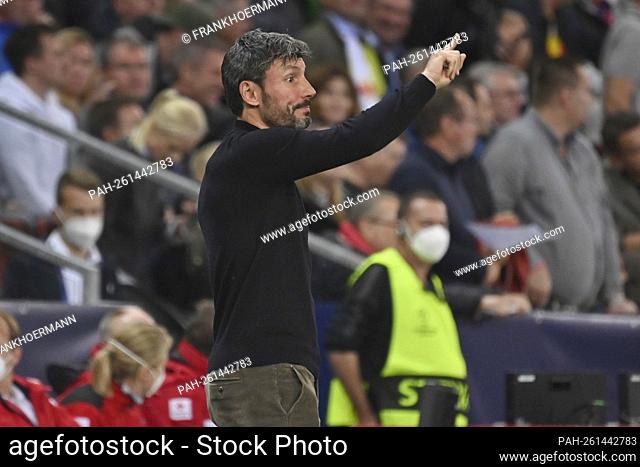 Mark van BOMMEL (coach VFL Wolfsburg), gesture, gives instructions, single image, trimmed single motif, half figure, half figure