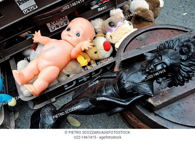 Kyoto (Japan): doll and statuette sold at the Tenjin flea market, by the Kitano Tenmangu shrine