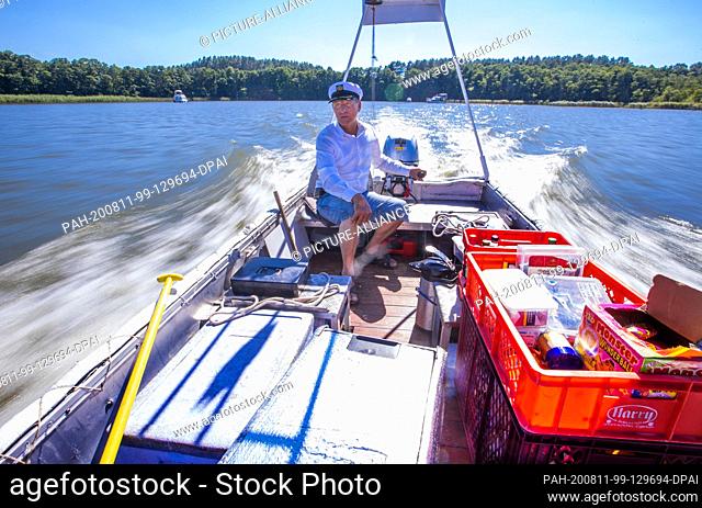 06 August 2020, Mecklenburg-Western Pomerania, Diemitz: Jens Winkelmann is on the move with his water kiosk on the Vilzsee in front of the Diemitz lock and...