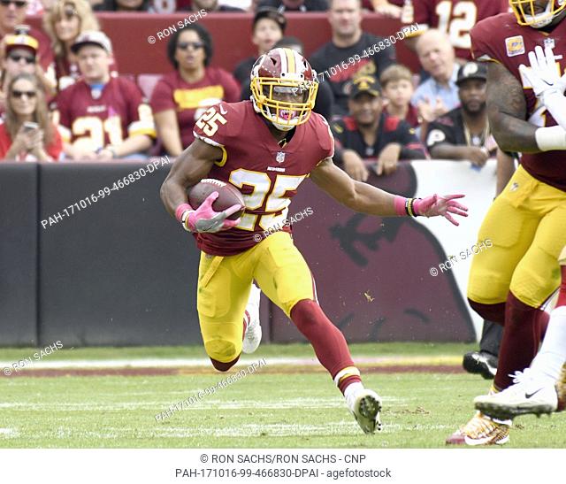 Washington Redskins running back Chris Thompson (25) carries the ball in the second quarter against the San Francisco 49ers at FedEx Field in Landover
