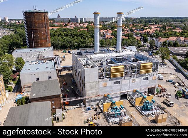 03 June 2022, Saxony, Leipzig: Workers are busy at the construction site of the Leipziger Versorgungs- und Verkehrsgesellschaft gas-fired power plant