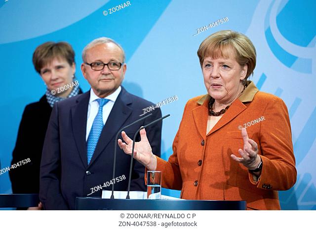Chancellor Angela Merkel receives the Annual Macroeconomic report from the SVR-President Prof. Wolfgang Franz with presence from the Ministers Rösler, Schäuble