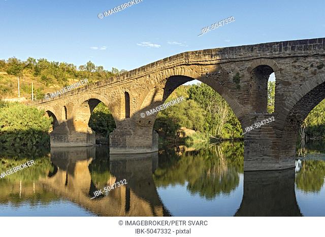 Romanesque bridge over Arga river, Puente La Reina, Navarre, Spain, Europe