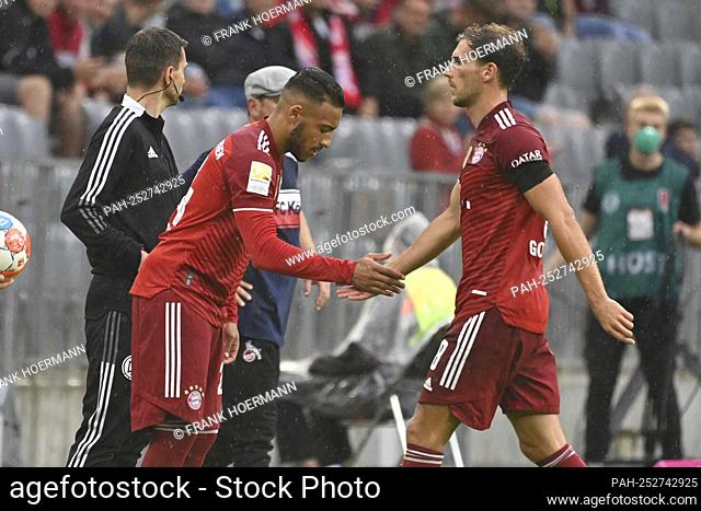 Substitution for Corentin TOLISSO (FC Bayern Munich), right: Substitution for Leon GORETZKA (FC Bayern Munich). Soccer 1st Bundesliga season 2021/2022
