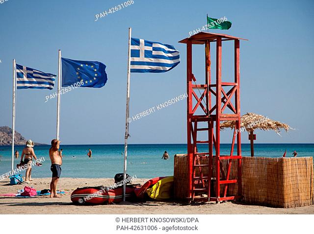 Griechische Fahnen und die EU-Flagge aufgenommen am 01.09.2013 am Strand von Elafonissi auf der Insel Kreta in Griechenland