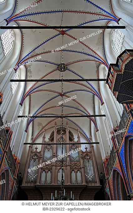 Organ, built in 1841 by Carl August Buchholz, prospect in the Gothic Revival style, decorative balcony for the trumpet choir, right, church of Sankt Nikolai, St