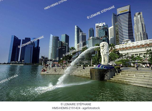 Singapore, city center, financial district with its skylines, Merlion parc, emblem of the city half-lion half-fish