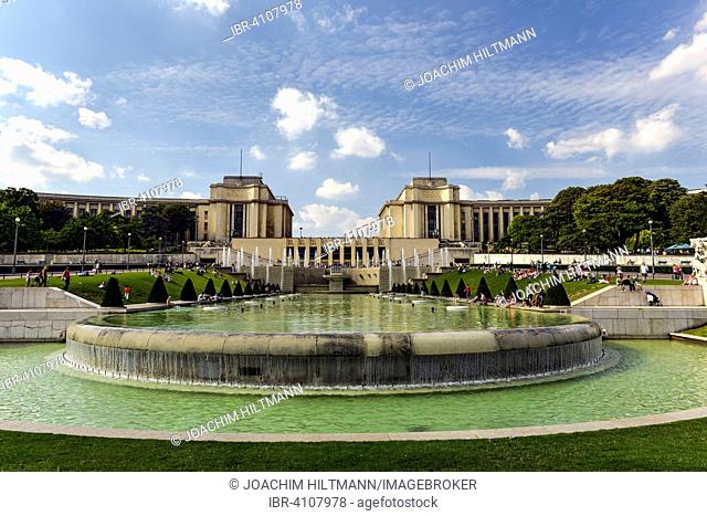 Warsaw fountain, Fontaine de Varsovie and Palais de Chaillot, Trocadéro, Trocadéro Gardens, Paris, France
