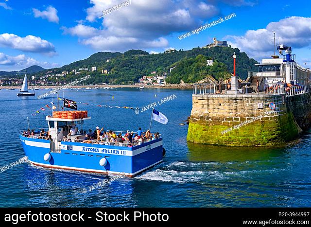 Tourist boat that makes the excursion from the Port of Donostiarra to Santa Clara Island, where the Casa del Faro is located with the work HondaleaÂ by the...