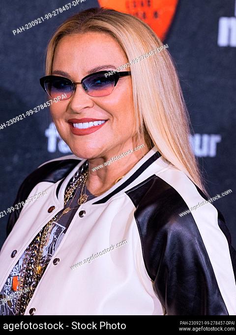 21 September 2023, North Rhine-Westphalia, Cologne: Anastacia, U.S. singer, stands in the Music Store announcing Maffay's last major tour