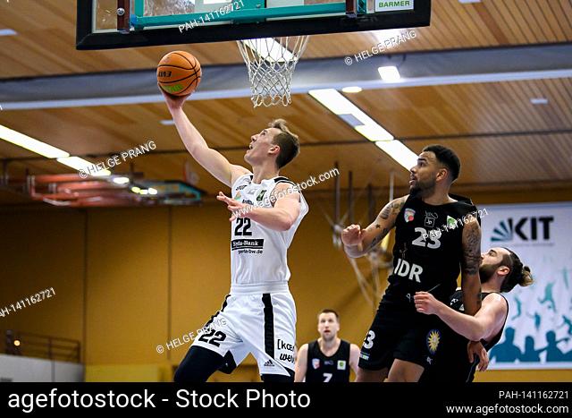 Eyke Prahst (Wizards) (Wizards) in duels with Shawn Tyrell Gulley (Duesseldorf). GES / Basketball / 2. Bundesliga Pro B: Arvato College Wzards - ART Giants...