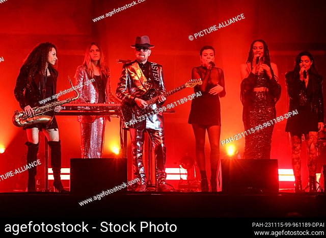 15 November 2023, North Rhine-Westphalia, Duesseldorf: Dave Stewart (3rd from left) on stage with female musicians. To mark the 40th anniversary of their...