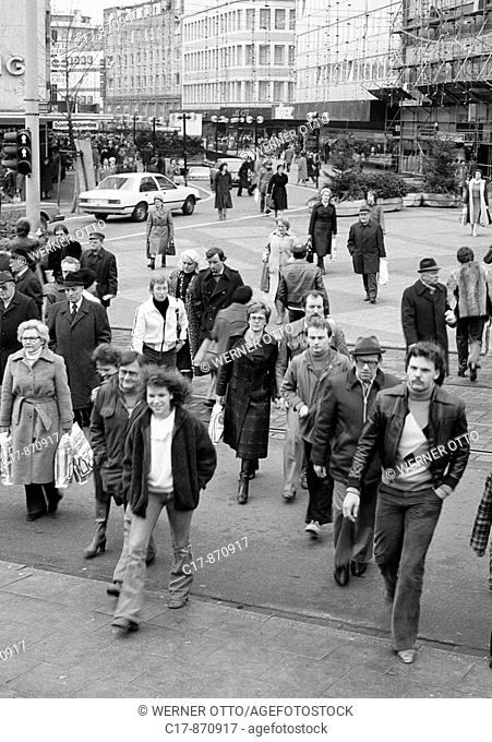 Seventies, black and white photo, people on shopping expedition, shopping street, pedestrian zone, D-Muelheim an der Ruhr, Ruhr area, North Rhine-Westphalia