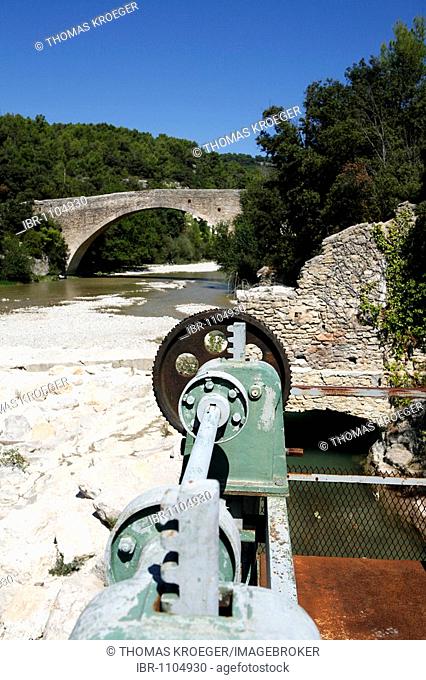 Old water barrage on L'Ouvèze River near Entrechaux, Provence, France, Europe
