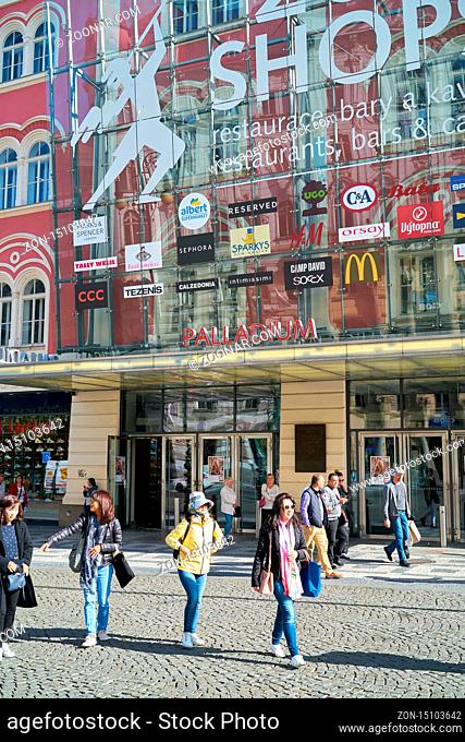 Touristen vor dem beliebten Einkaufszentrum Palladium im Zentrum von Prag