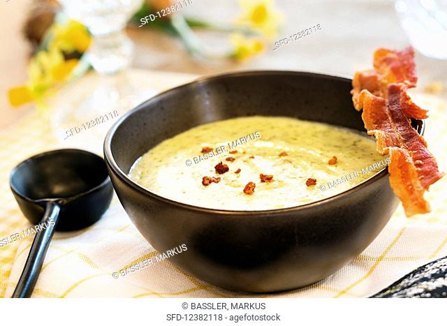 Parsley soup with bacon