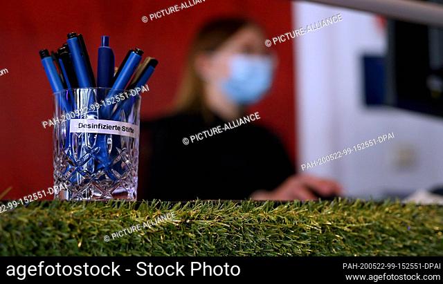 22 May 2020, Saxony-Anhalt, Magdeburg: Disinfected pens are in a glass at the reception in the Arthotel in the Hundertwasser house 'Grüne Zitadelle'