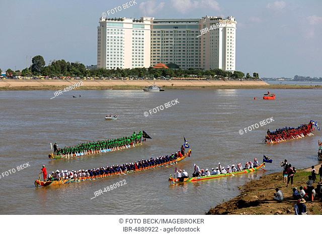 Dragon boats at Bon Om Touk Water Festival on Tonle Sap River, dragon boat race, back Sokha Hotel, Phnom Penh, Cambodia