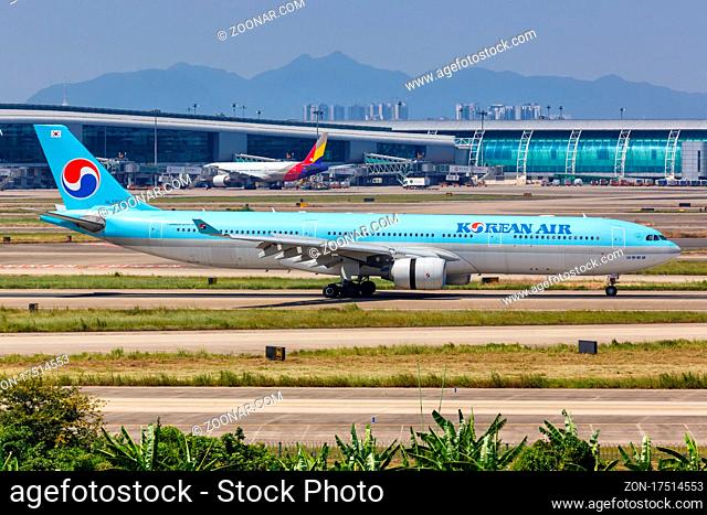 Guangzhou, China - 24. September 2019: Ein Airbus A330-300 Flugzeug der Korean Air mit dem Kennzeichen HL7720 auf dem Flughafen Guangzhou Baiyun (CAN) in China