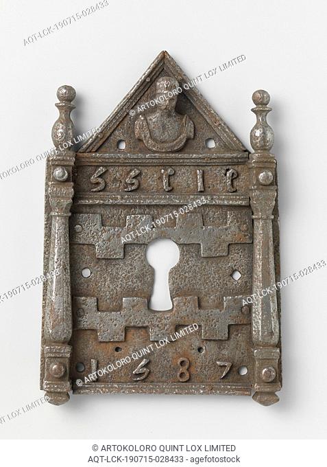 Decorated lock plate, Lock plate in the shape of a Tuscan portico with a weapon sign (Gorkum or Buren) and the year 1587, gate, entrance, Buren, anonymous, 1587