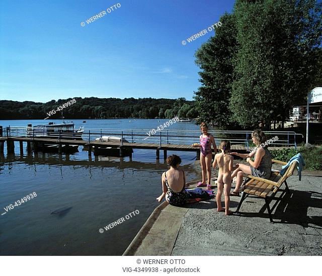 D-Buckow, Naturpark Maerkische Schweiz, Brandenburg, Schermuetzelsee, Bootsanlegestelle, Ausflugssee, Badesee, Freizeit, zwei Frauen und zwei Kinder am Seeufer