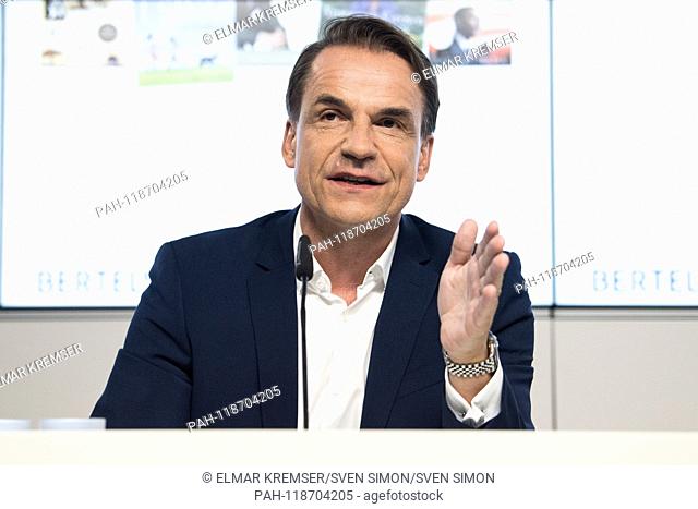 Markus DOHLE (member of management, chief executive officer of Penguin Random House) answers the questions of the journalists, talks, talks, speaks, talking