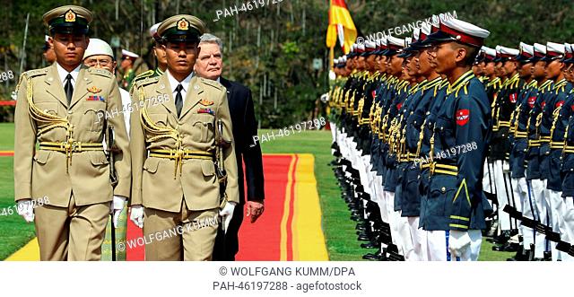 German President Joachim Gauck is welcomed by Myanmar President Thein Sein (L) with military honours in Naypyidaw, Myanmar, 10 February 2014