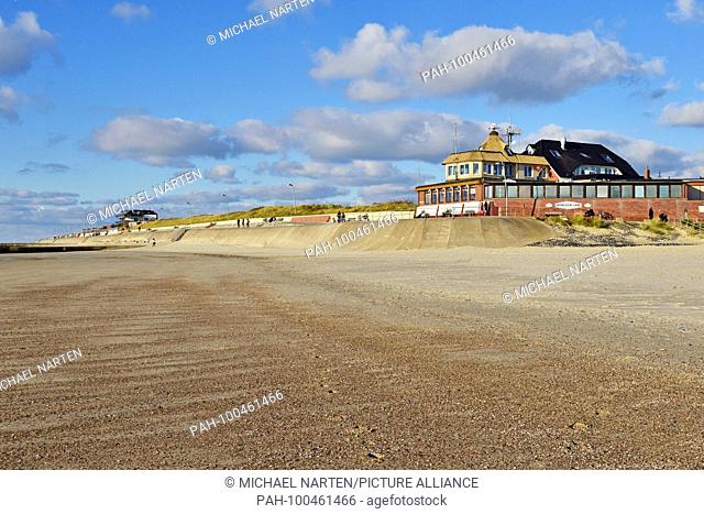 Southern part of Borkum's promenade by the southern beach with the restaurant Heimliche Liebe, 11 November 2016 | usage worldwide