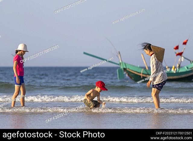local children having fun on sand beach (CTK Photo/Ondrej Zaruba)