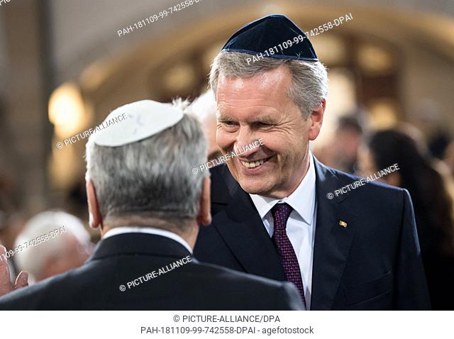09 November 2018, Berlin: The Federal Presidents Christian Wulff (r) and Joachim Gauck converse at the central commemoration ceremony of the Central Council of...