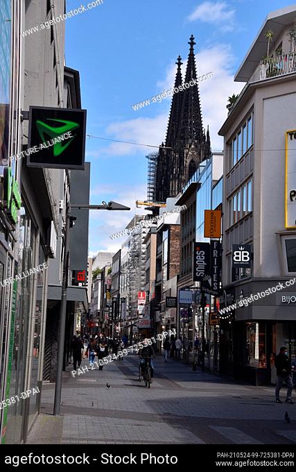 23 May 2021, North Rhine-Westphalia, Cologne: The shopping street Hohe Strasse in Cologne, in the background the Cologne Cathedral