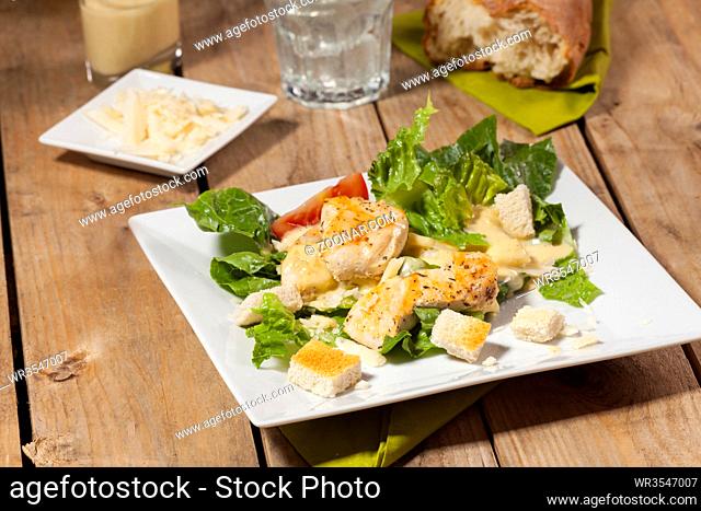 Ceasar Salat auf rustikalen Holz