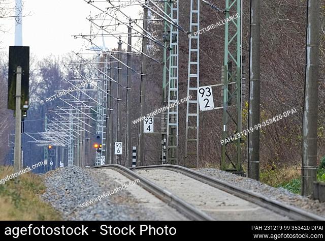 19 December 2023, Brandenburg, Vetschau/Ot Raddusch: The single-track rail line coming from Cottbus at Raddusch station. The expansion of the rail link between...